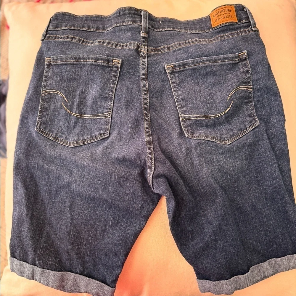 LEVI’S Signature mid rise Bermuda shorts for women size 12/31